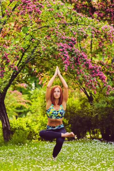 Redhead female doing yoga — Stock Photo, Image