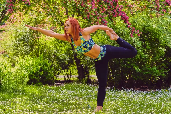Rothaarige Frau macht Yoga — Stockfoto