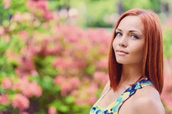 Redhead female outdoor. — Stock Photo, Image