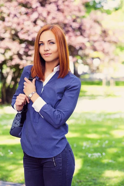 Positive rothaarige Hündin mit Rucksack — Stockfoto