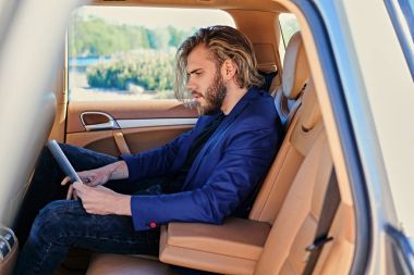 Adam kağıt belgeleriyle çalışma