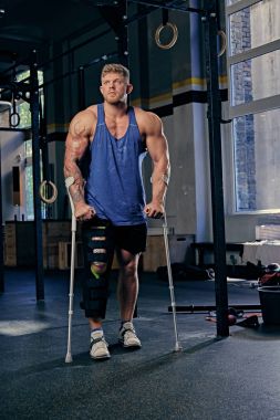 Vücut geliştirmeci koltuk değneği bir spor kulübü.