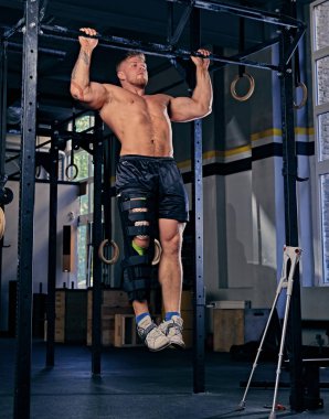 Yaralı bacak ile sarışın vücut geliştirmeci