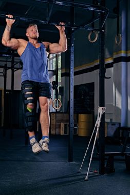 Yaralı bacak ile sarışın vücut geliştirmeci