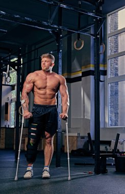 Koltuk değneği gömleksiz vücut geliştirmeci