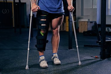 Bandaj vücut geliştirmeci'nın bacağından yaralandı 