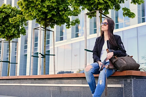 Brunette female using tablet — Stock Photo, Image