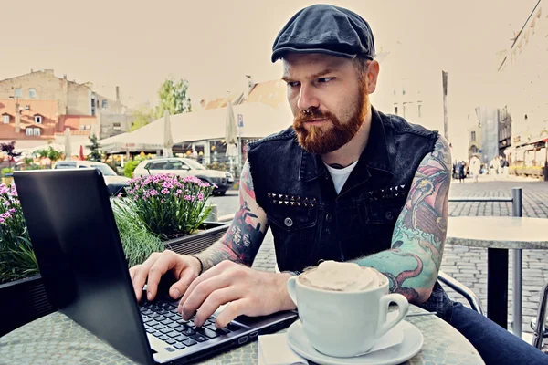 Barba tatuata uomo — Foto Stock