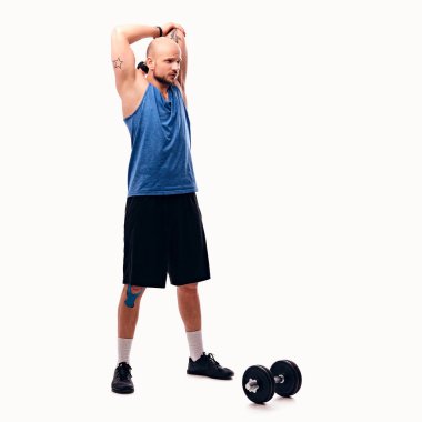 Traş baş atletik erkek ısıtır.