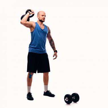 Kettlebell ile egzersiz yapıyor atletik erkek