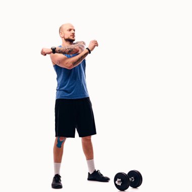 Traş baş atletik erkek ısıtır.