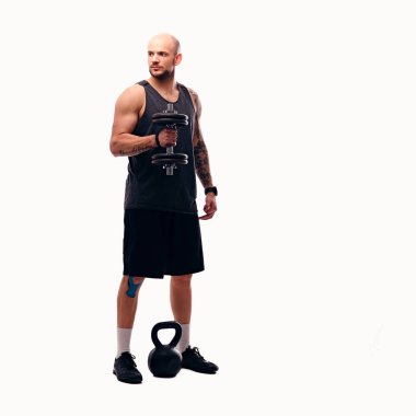 Traş baş erkek dumbbell tutar