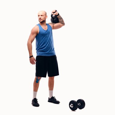 Kettlebell ile egzersiz yapıyor atletik erkek