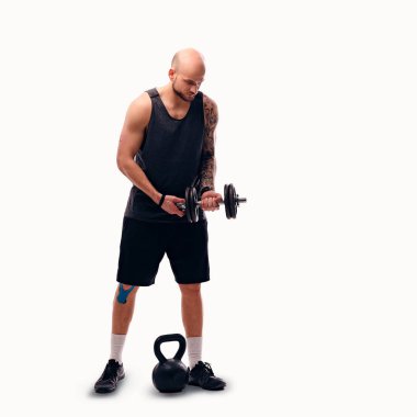 Traş baş erkek dumbbell tutar