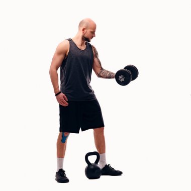Traş baş erkek dumbbell tutar