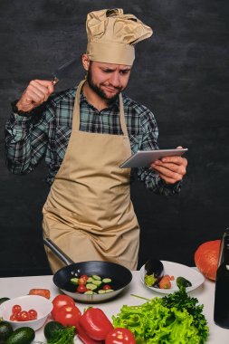 Erkek Şef vegan yemek hazırlama