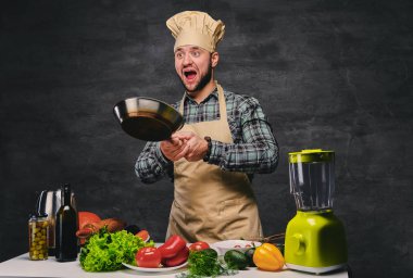 Erkek aşçı yemek hazırlama