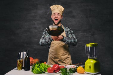 Erkek aşçı yemek hazırlama