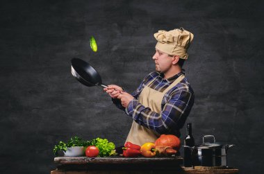 Erkek aşçı yemek hazırlama