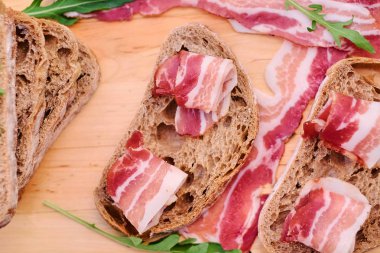 Ekmek dilimlenmiş gurme prosciutto ile