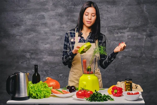 Cozinheiro feminino na mesa preparando as refeições — Fotografia de Stock