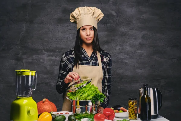 Studiový portrét kuchaře se zeleninou — Stock fotografie