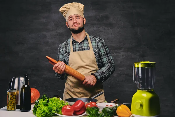 Zabawny kucharz mężczyzna z warzywami — Zdjęcie stockowe