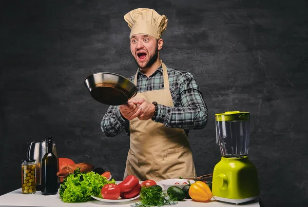 Erkek aşçı yemek hazırlama