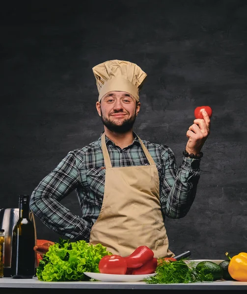 Komik erkek aşçı sebze ile