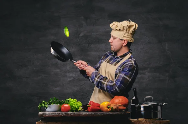 Erkek aşçı yemek hazırlama