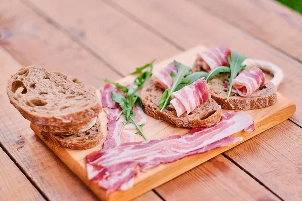 Brood met gastronomische plakjes prosciutto — Stockfoto