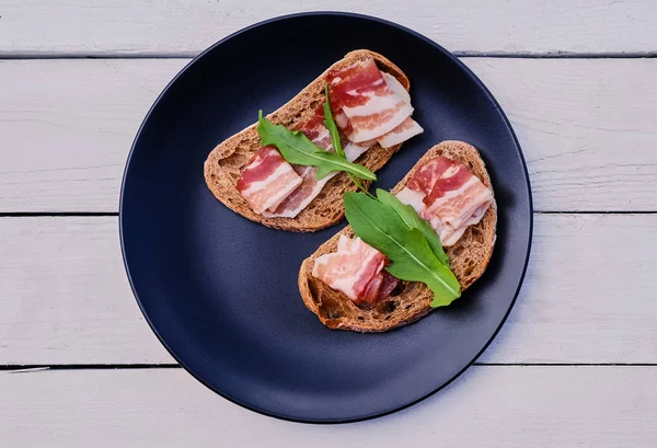 Bread with ham and herbs on a plate. — Stock Photo, Image