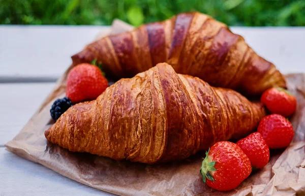 Délicieux croissants aux fraises — Photo