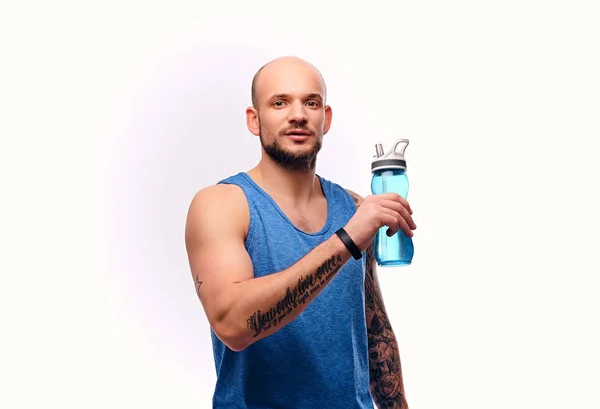 Cabeça raspada esportivo masculino bebidas água . — Fotografia de Stock
