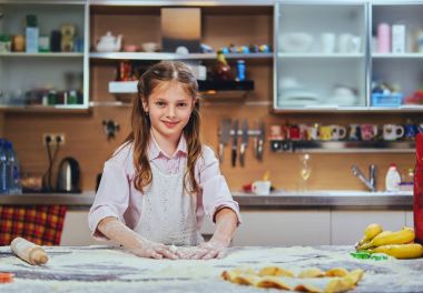 neşeli küçük kız