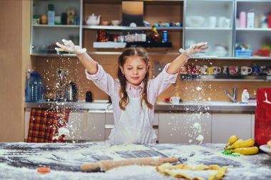 neşeli küçük kız