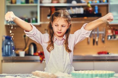 Kız hamur mutfak, yemek.