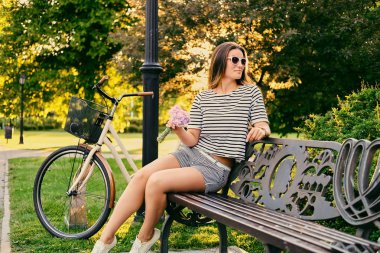Esmer kadın, bir parkta Bisiklet