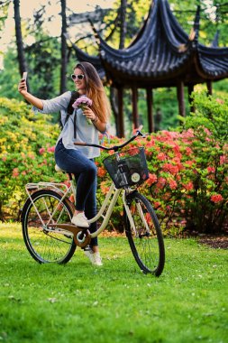 Erkek selfie yapma bisiklet ile