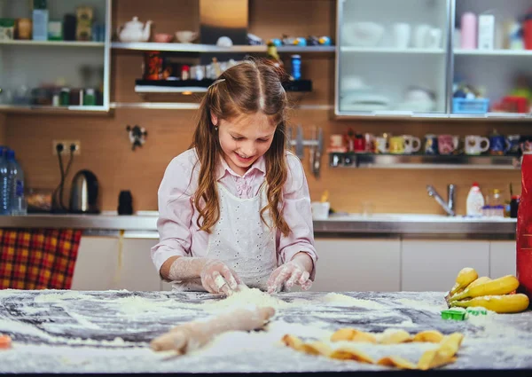 Fröhliches kleines Mädchen kocht — Stockfoto