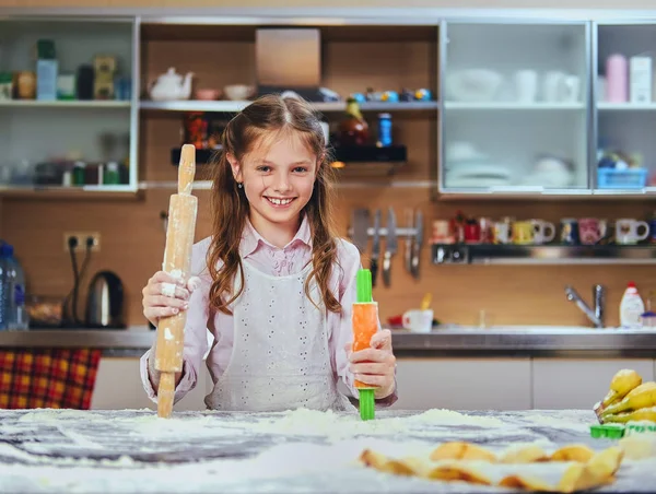 Pişirme neşeli küçük kız