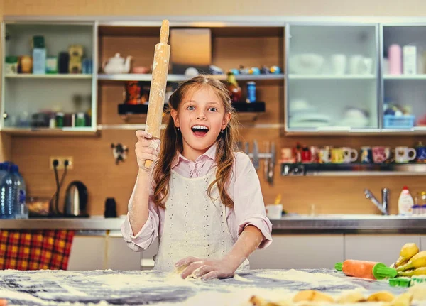 Mädchen kocht Teig in der Küche. — Stockfoto