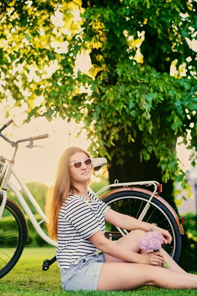 Porträt einer brünetten Frau in einem sonnigen Park — Stockfoto