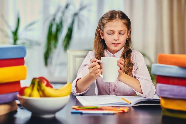 Positives kleines Mädchen trinkt Morgentee — Stockfoto