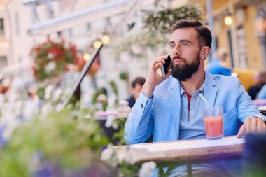 Şık sakallı adam görüşmeler akıllı telefon