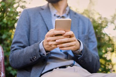 Akıllı telefon kullanan şık sakallı adam