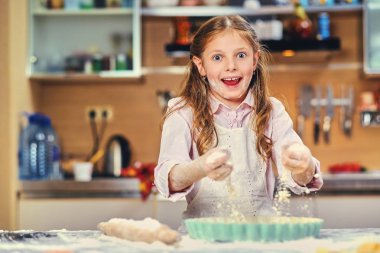 Küçük Kız Pişirme Hamuru