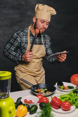 Erkek Şef vegan yemek hazırlama