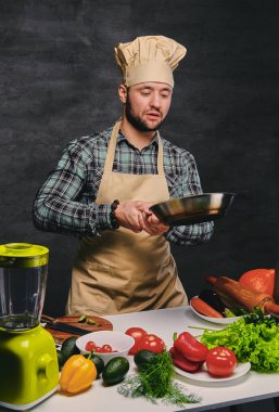 Erkek aşçı yemek hazırlama