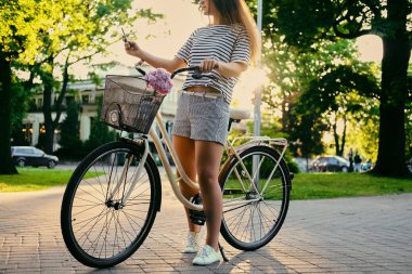 Esmer kadın yapım selfie